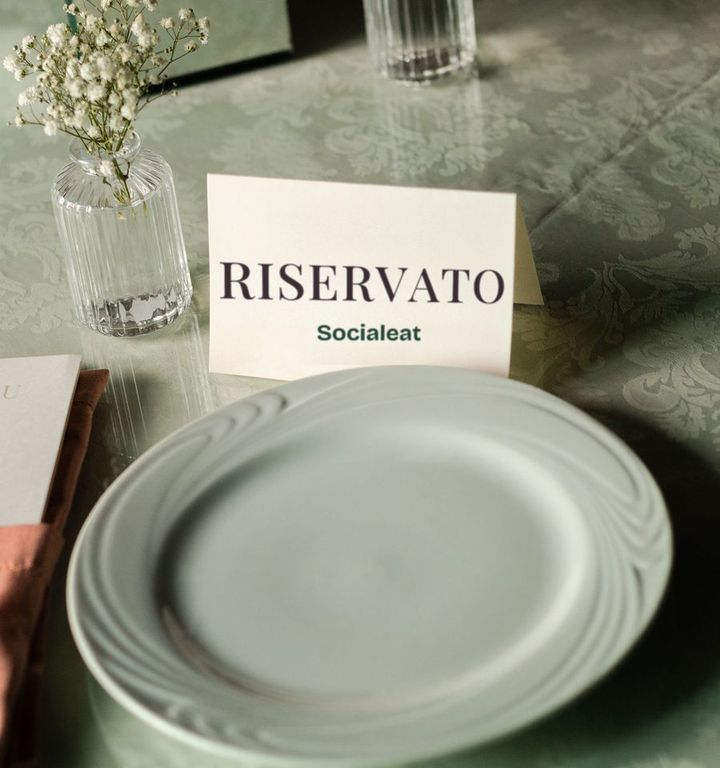 Tavolo apparecchiato con il cartoncino Riservato Socialeat